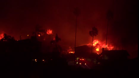 Häuser-Brennen-Auf-Allen-Hügeln-In-Einem-Inferno-Nachts-Während-Des-Thomas-Feuers-2017-In-Ventura-County,-Kalifornien-2