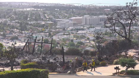 Los-Bomberos-Inspeccionan-Los-Restos-Carbonizados-De-Una-Casa-Tras-El-Incendio-De-Thomas-En-2017-En-El-Condado-De-Ventura,-California-1