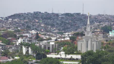 Toma-De-Establecimiento-De-La-Ciudad-De-Guayaquil,-Ecuador,-Con-El-Primer-Plano-De-La-Iglesia-Mormona-Y-La-Favela
