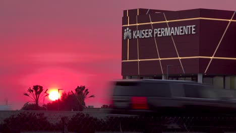 Ein-Sonnenuntergang-Hinter-Dem-Verwaltungsgebäude-Des-Kaiser-Permanente-Krankenhauses-In-Südkalifornien