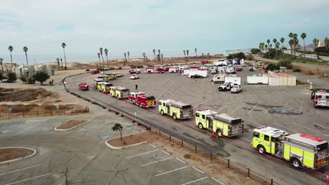 Antena-De-Bomberos-En-Camiones-De-Bomberos-Haciendo-Fila-Para-El-Deber-En-Un-área-De-Preparación-Durante-El-Incendio-De-Thomas-En-Ventura-California-En-2017