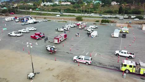 Hochwinkelige-Pfanne-Von-Feuerwehrleuten-In-Feuerwehrautos,-Die-Sich-Während-Des-Thomas-Feuers-In-Ventura-Kalifornien-Im-Jahr-2017-Für-Den-Dienst-An-Einem-Bereitstellungsbereich-Aufstellen