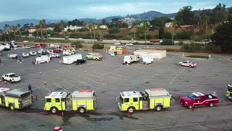 Antenne-Von-Feuerwehrleuten-In-Feuerwehrautos,-Die-Während-Des-Thomas-feuers-In-Ventura,-Kalifornien-Im-Jahr-2017,-Auf-Einem-Einsatzbereich-Anstehen-6
