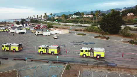 Antenne-Von-Feuerwehrleuten-In-Feuerwehrautos,-Die-Während-Des-Thomas-feuers-In-Ventura,-Kalifornien-Im-Jahr-2017-Für-Ihren-Dienst-An-Einem-Einsatzbereich-Stehen