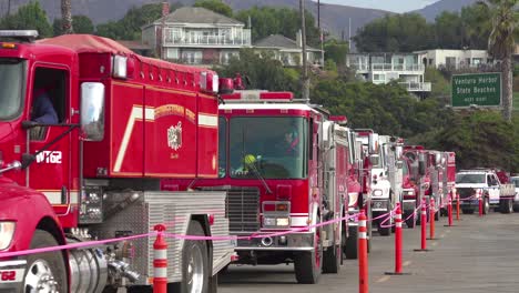 Feuerwehrleute-In-Feuerwehrautos-Stehen-Während-Des-Thomas-brandes-In-Ventura-Kalifornien-2017-Für-Ihren-Dienst-An-Einem-Einsatzbereich
