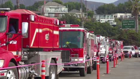 Los-Bomberos-En-Camiones-De-Bomberos-Haciendo-Fila-Para-El-Deber-En-Un-área-De-Preparación-Durante-El-Incendio-De-Thomas-En-Ventura-California-En-2017