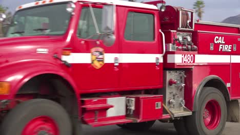 Feuerwehrleute-In-Feuerwehrautos-Stehen-Während-Des-Thomas-brandes-In-Ventura,-Kalifornien-Im-Jahr-2017-1