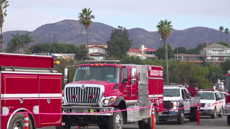 Feuerwehrleute-In-Feuerwehrautos,-Die-Während-Des-Thomasfeuers-In-Ventura,-Kalifornien-Im-Jahr-2017-3
