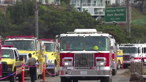 Bomberos-En-Camiones-De-Bomberos-Haciendo-Fila-Para-El-Servicio-En-Un-área-De-Preparación-Durante-El-Incendio-De-Thomas-En-Ventura-California-En-2017-4