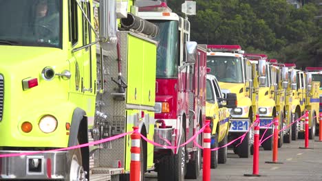 Feuerwehrleute-In-Feuerwehrautos,-Die-Während-Des-Thomasfeuers-In-Ventura,-Kalifornien-Im-Jahr-2017,-An-Einer-Bereitstellungszone-Zum-Einsatz-Kommen