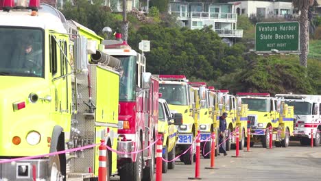 Feuerwehrleute-In-Feuerwehrautos,-Die-Während-Des-Thomasfeuers-In-Ventura,-Kalifornien-Im-Jahr-2017,-An-Einem-Bereitstellungsbereich-Für-Den-Dienst-Anstehen-7