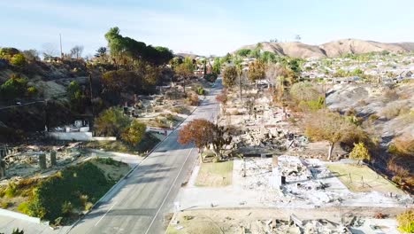 Antena-Sobre-Toda-La-Calle-De-Casas-En-Las-Laderas-Destruidas-Por-Un-Incendio-En-Ventura-California-Tras-El-Incendio-Forestal-De-Thomas-En-2017