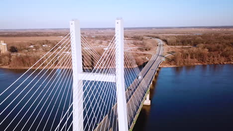 Antenne-Einer-Hängebrücke,-Die-Den-Mississippi-In-Der-Nähe-Von-Burlington-Iowa-überquert,-Deutet-Auf-Eine-Amerikanische-Infrastruktur-Hin
