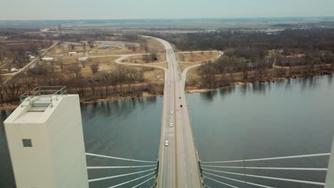 Antenne-Einer-Hängebrücke,-Die-Den-Mississippi-In-Der-Nähe-Von-Burlington-Iowa-überquert,-Schlägt-Amerikanische-Infrastruktur-Vor-8