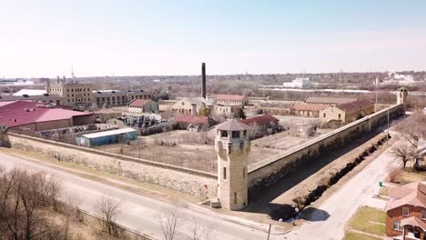 Vista-Aérea-of-the-derelict-and-abandoned-Joliet-prison-or-jail-a-historic-site-since-construcción-in-the-1880s-1