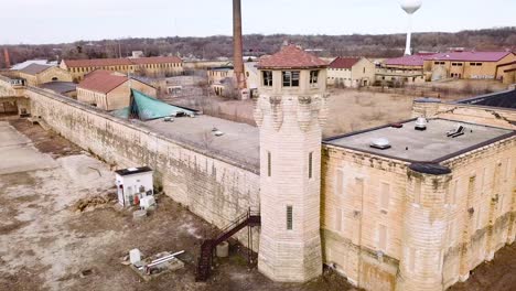 Antena-De-La-Prisión-O-Cárcel-De-Joliet-Abandonada-Y-Abandonada,-Un-Sitio-Histórico-Desde-Su-Construcción-En-La-Década-De-1880-11
