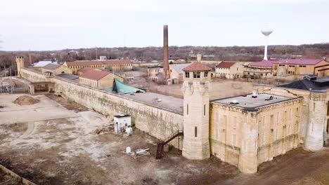 Vista-Aérea-of-the-derelict-and-abandoned-Joliet-prison-or-jail-a-historic-site-since-construcción-in-the-1880s-12