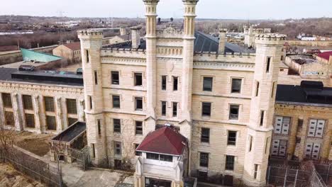 Vista-Aérea-of-the-derelict-and-abandoned-Joliet-prison-or-jail-a-historic-site-since-construcción-in-the-1880s-14