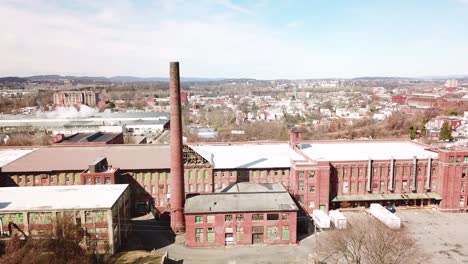 Antena-Sobre-Una-Fábrica-Americana-Abandonada-Con-Chimenea-Cerca-De-Reading-Pennsylvania