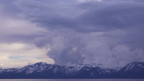 Wunderschöner-Zeitraffer-Von-Gewitterwolkenformationen,-Die-Hinter-Dem-Schneebedeckten-Mt-Tallac-Und-Der-Trostlosen-Wildnis-In-Der-Nähe-Von-Lake-Tahoe-Kalifornien-Aufsteigen-2