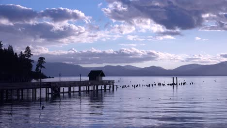 Una-Hermosa-Atardecer-Detrás-De-Un-Resort-Y-Silueta-De-Muelle-En-Glenbrook-Lake-Tahoe-Nevada