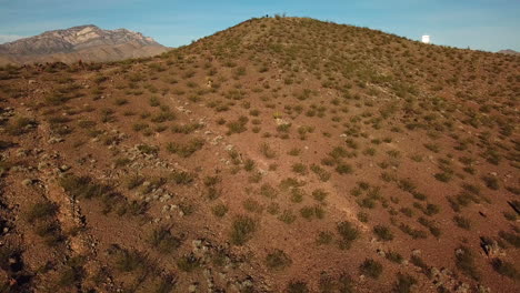Drohnenantenne-Eines-Fotografen,-Der-Auf-Der-Spitze-Eines-Hügels-Mit-Blick-Auf-Eine-Massive-Solaranlage-Primm-Nevada-1-Steht