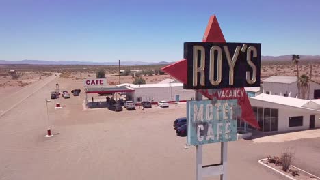 Antena-Drone-Sobre-Una-Estación-De-Servicio-Del-Desierto-Solitario-Y-Hotel-Motel-Cafe-En-El-Desierto-De-Mojave