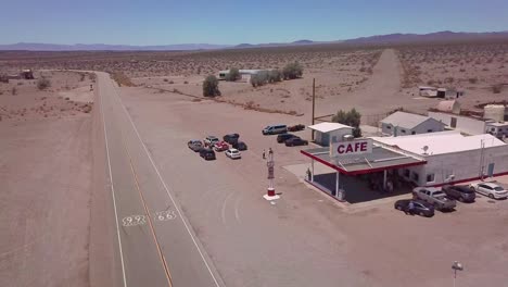 Antena-Drone-Sobre-Una-Gasolinera-Del-Desierto-Solitario-Y-El-Hotel-Motel-Cafe-En-El-Desierto-De-Mojave-2