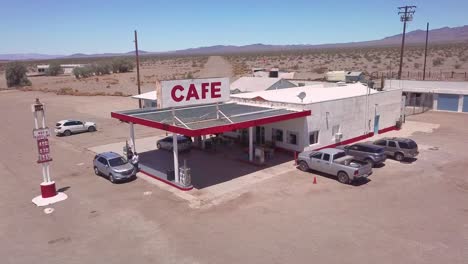 Antena-De-Drone-Sobre-Una-Gasolinera-Del-Desierto-Solitario-Y-El-Hotel-Motel-Cafe-En-El-Desierto-De-Mojave-3
