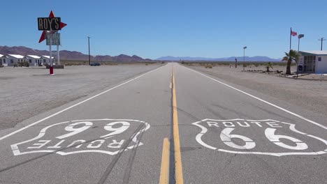 Toma-De-Establecimiento-De-Una-Carretera-Del-Desierto-Solitario-En-Arizona-Con-La-Ruta-66-Pintada-En-El-Pavimento-2