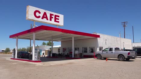 Aufnahme-Einer-Einsamen-Wüstentankstelle-Und-Eines-Hotel-Motel-Cafés-In-Der-Mojave-Wüste-2