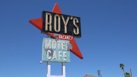 Establecimiento-De-Tiro-De-Una-Gasolinera-Del-Desierto-Solitario-Y-Letrero-De-Café-Del-Hotel-Motel-En-El-Desierto-De-Mojave