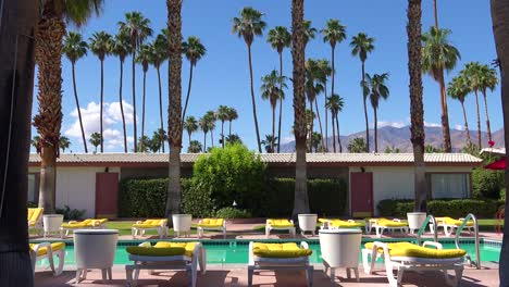 Eröffnungsaufnahme-Eines-Klassischen-Retro-Motels-In-Palm-Springs-Oder-Los-Angeles,-Kalifornien,-Pool-Und-Liegestühle-1