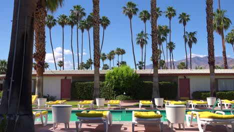 Eröffnungsaufnahme-Eines-Klassischen-Retro-Motels-In-Palm-Springs-Oder-Los-Angeles,-Kalifornien,-Pool-Und-Liegestühle