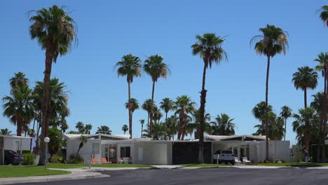 Establishing-shot-of-a-classic-mid-century-modern-deco-style-home-in-Palm-Springs-California