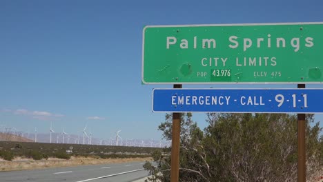Signo-De-La-Autopista-Da-La-Bienvenida-A-Los-Visitantes-De-Palm-Springs,-California-1