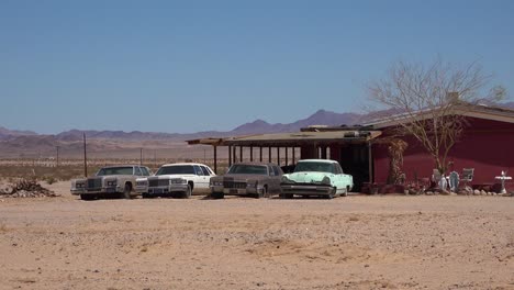 Alte-Klassische-Cadillac-Autos-Und-Andere-Oldtimer-Sitzen-Vor-Einem-Abgelegenen-Ranchhaus-In-Der-Mojave-Wüste?