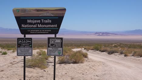 Ein-Schild-Begrüßt-Die-Besucher-Der-Mojave-Trails-National-Monument-1