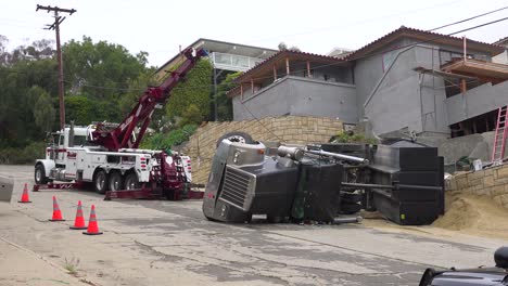 Ein-Muldenkipper-überschlägt-Sich-Bei-Einem-Unfall-Auf-Einer-Baustelle