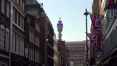 Establecimiento-De-Tiro-De-Una-Calle-De-Londres-Con-BT-Tower-En-La-Distancia