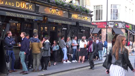 Los-Lugareños-Toman-Una-Copa-En-Un-Pub-Después-Del-Trabajo-En-El-Centro-De-Londres,-Inglaterra