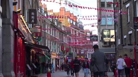 Gründungsaufnahme-Einer-Straße-In-London-Chinatown-Umfasst-Fußgänger-Wohnungen-Und-Unternehmen