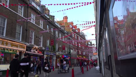 Gründungsaufnahme-Einer-Straße-In-London-Chinatown-Umfasst-Fußgänger-Wohnungen-Und-Geschäfte-1