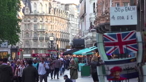 Viel-Fußgängerverkehr-Und-Fußgänger-Bewegen-Sich-Durch-Den-Leicester-Square-London-England-1