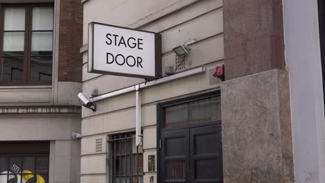 Una-Puerta-De-Escenario-Genérico-Lleva-A-Los-Actores-E-Intérpretes-Al-Backstage-De-Un-Teatro-Local-En-Londres,-Inglaterra