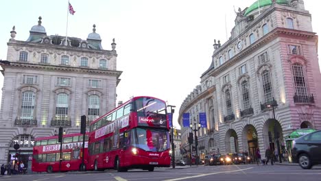 Am-Frühen-Abend-Bewegt-Sich-Der-Doppeldeckerbus-Und-Der-Londoner-Taxiverkehr-Durch-Den-Piccadilly-Circus-1