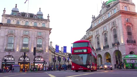 Am-Frühen-Abend-Bewegt-Sich-Der-Doppeldeckerbus-Und-Der-Londoner-Taxiverkehr-Durch-Den-Piccadilly-Circus-2