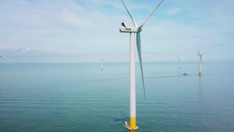 Bemerkenswert-Aufsteigende-Drohnenantenne-über-Windmühlen-Und-Turbinen-Im-Ozean-Vor-Der-Küste-Englands