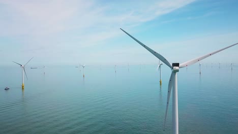 Bemerkenswerte-Drohnenantenne-über-Windmühlen-Und-Turbinen-Im-Ozean-Vor-Der-Küste-Englands-1