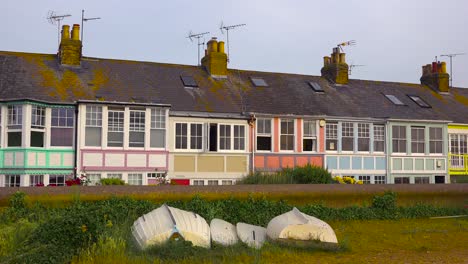 Hübsche-Und-Farbenfrohe-Reihenhäuser-Oder-Cottages-Säumen-Einen-Strand-In-Einem-Badeort-In-England